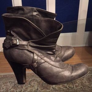 Sielle. boot booty shoe. Gray straps with buckles.